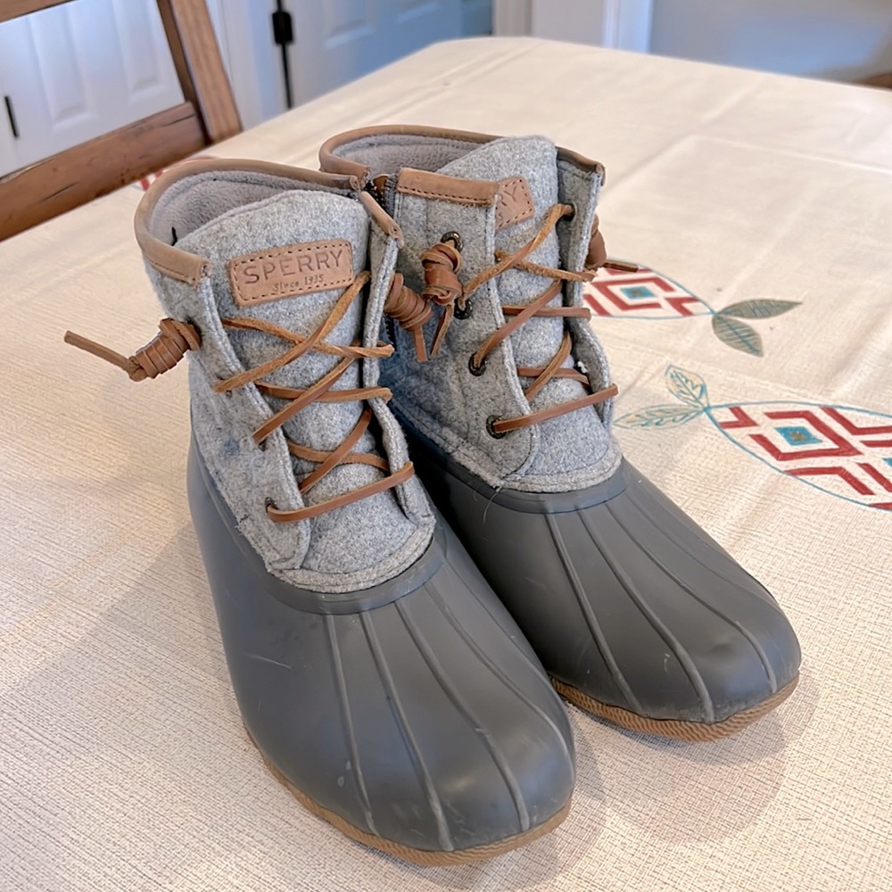 Sperry waterproof boot size 9